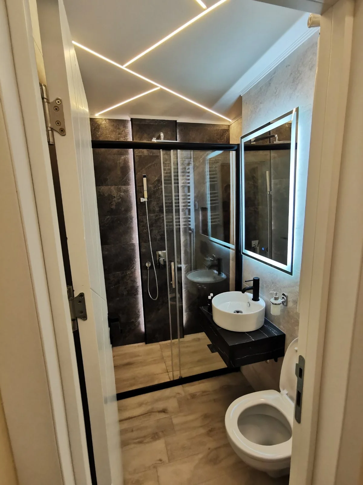 Brend new luxurious apartment in downtown with free parking