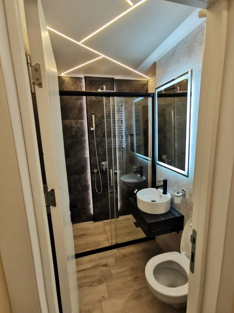 Brend new luxurious apartment in downtown with free parking