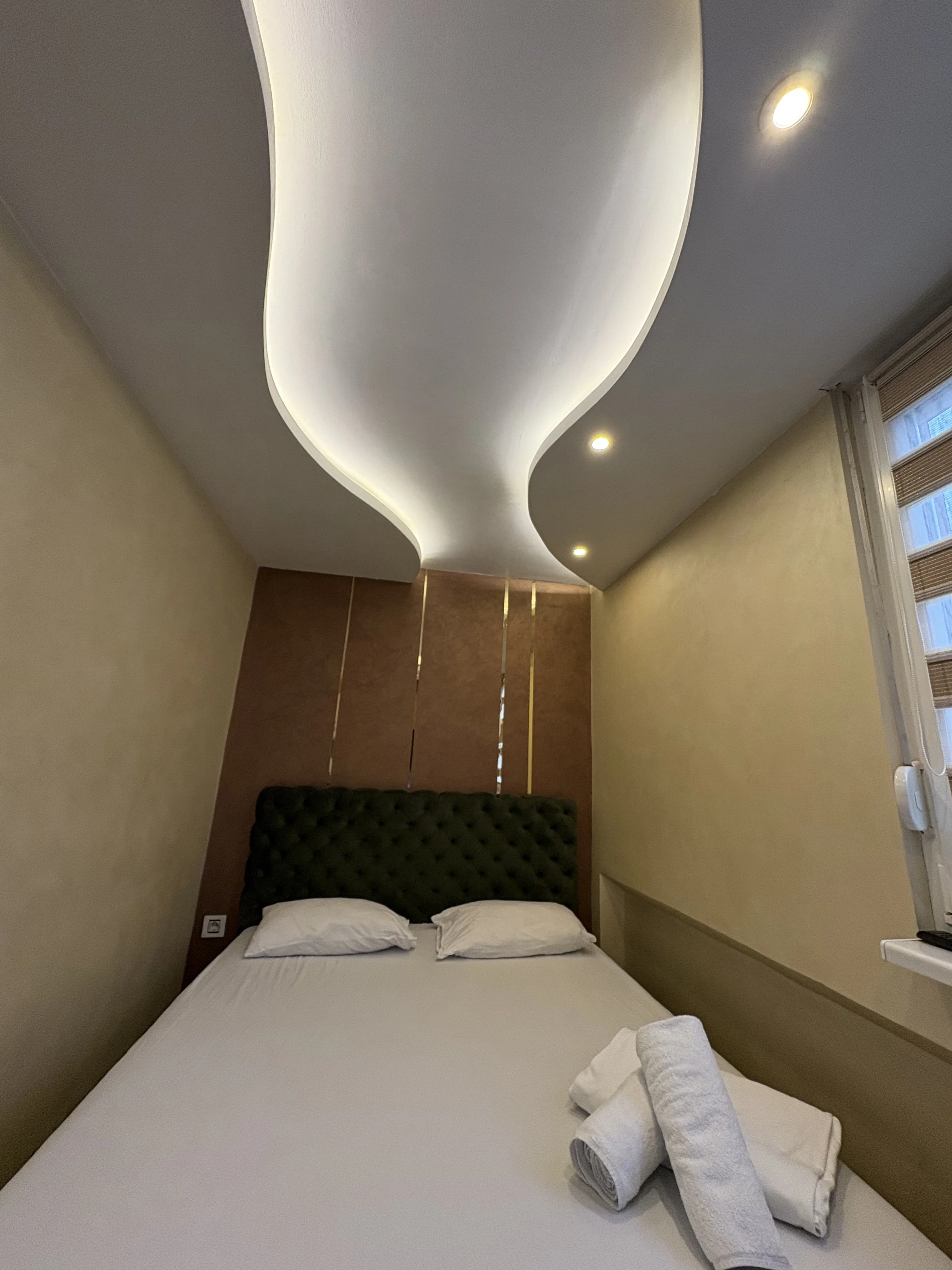 Brend new luxurious apartment in downtown with free parking