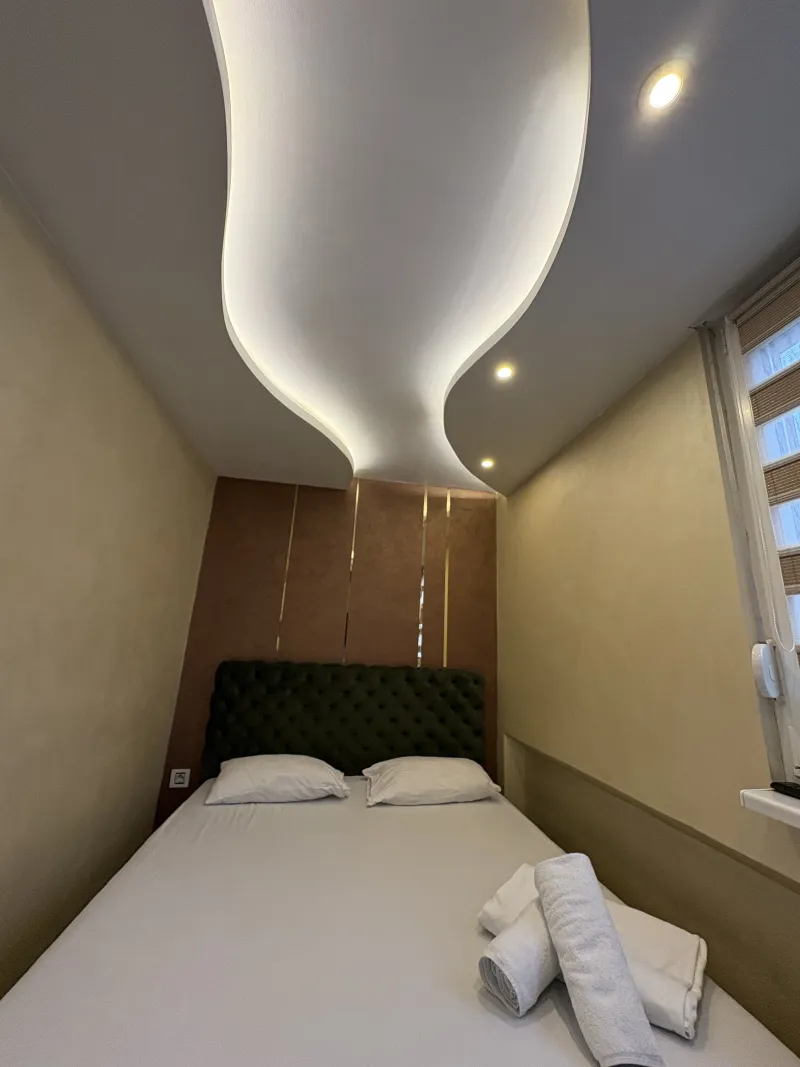 Brend new luxurious apartment in downtown with free parking