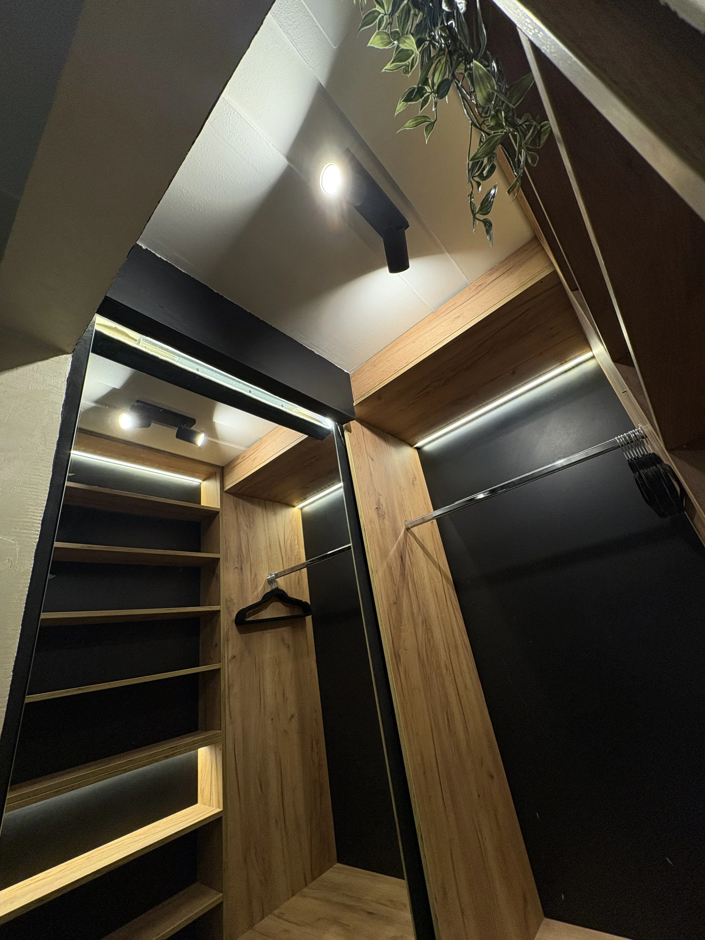 Brend new luxurious apartment in downtown with free parking