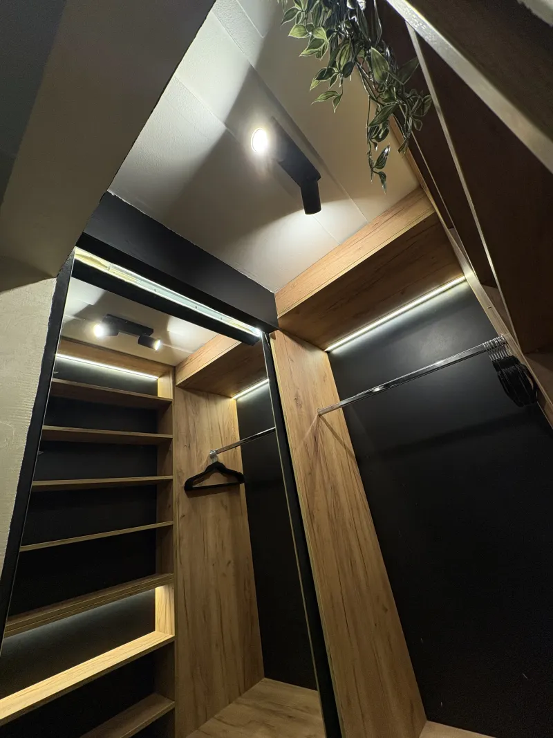 Brend new luxurious apartment in downtown with free parking