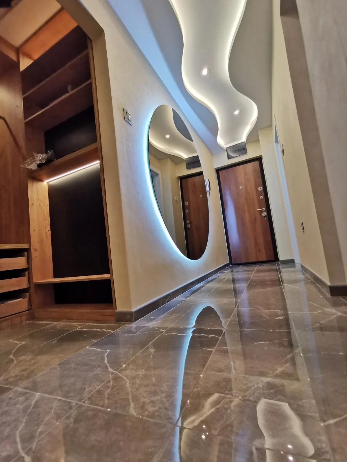 Brend new luxurious apartment in downtown with free parking