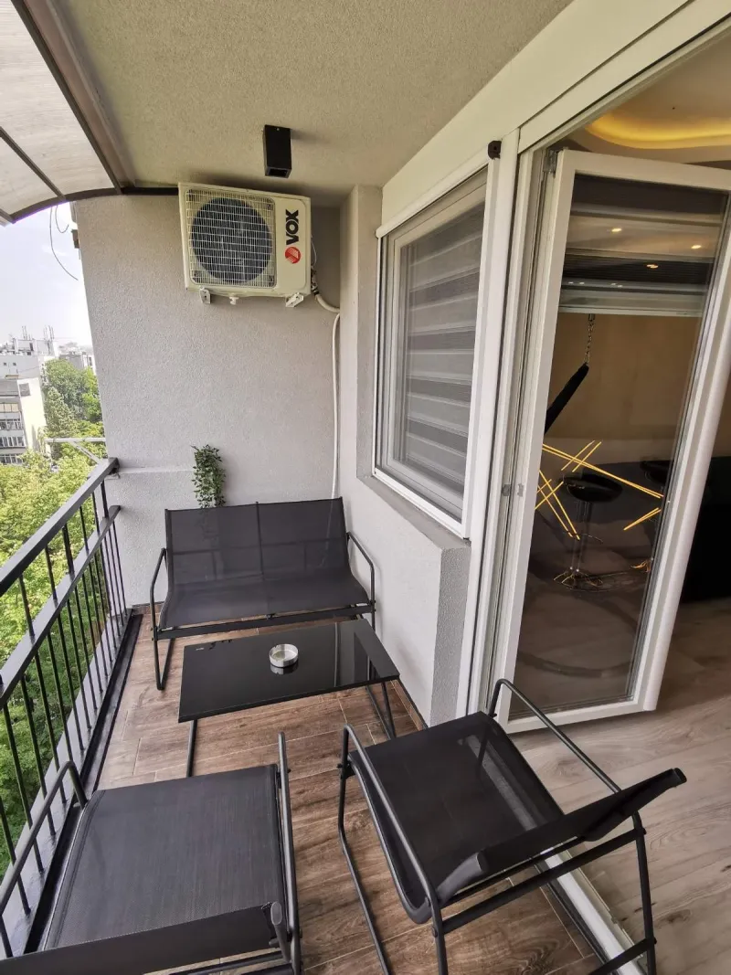 Brend new luxurious apartment in downtown with free parking