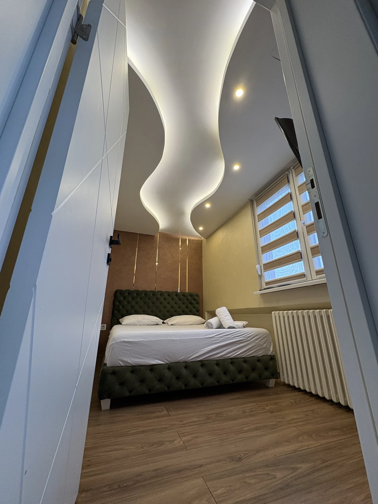 Brend new luxurious apartment in downtown with free parking