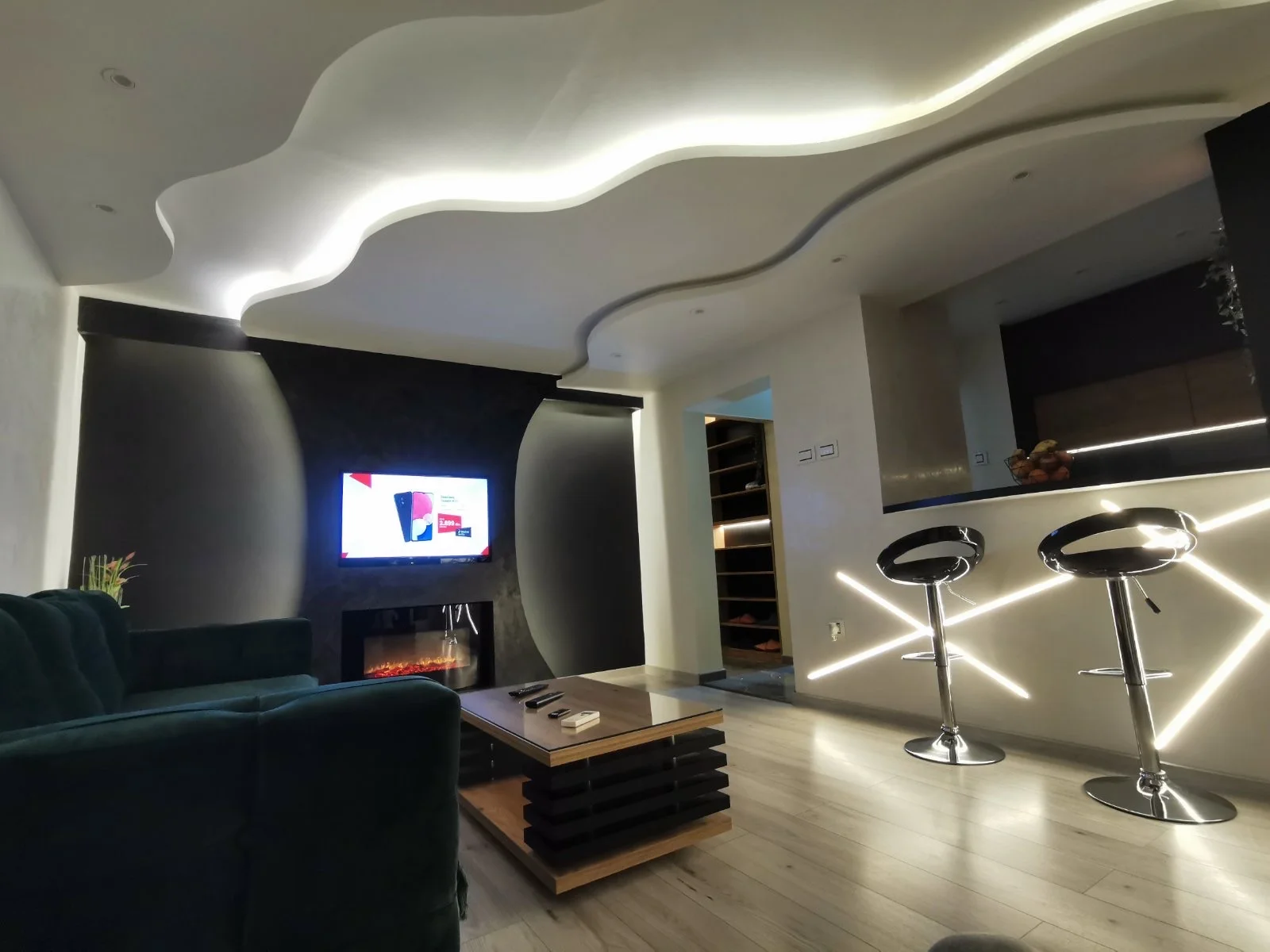 Brend new luxurious apartment in downtown with free parking