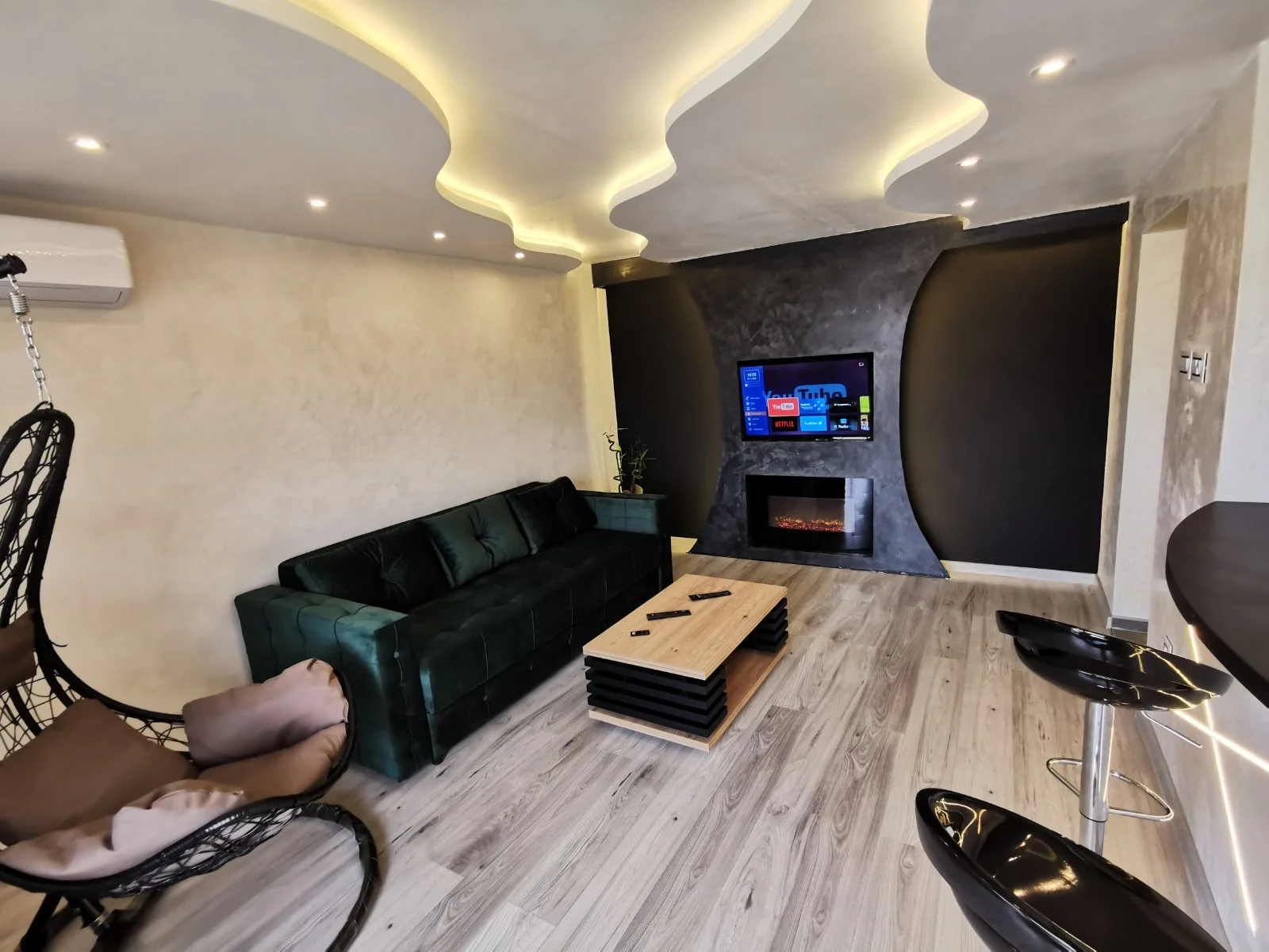 Brend new luxurious apartment in downtown with free parking