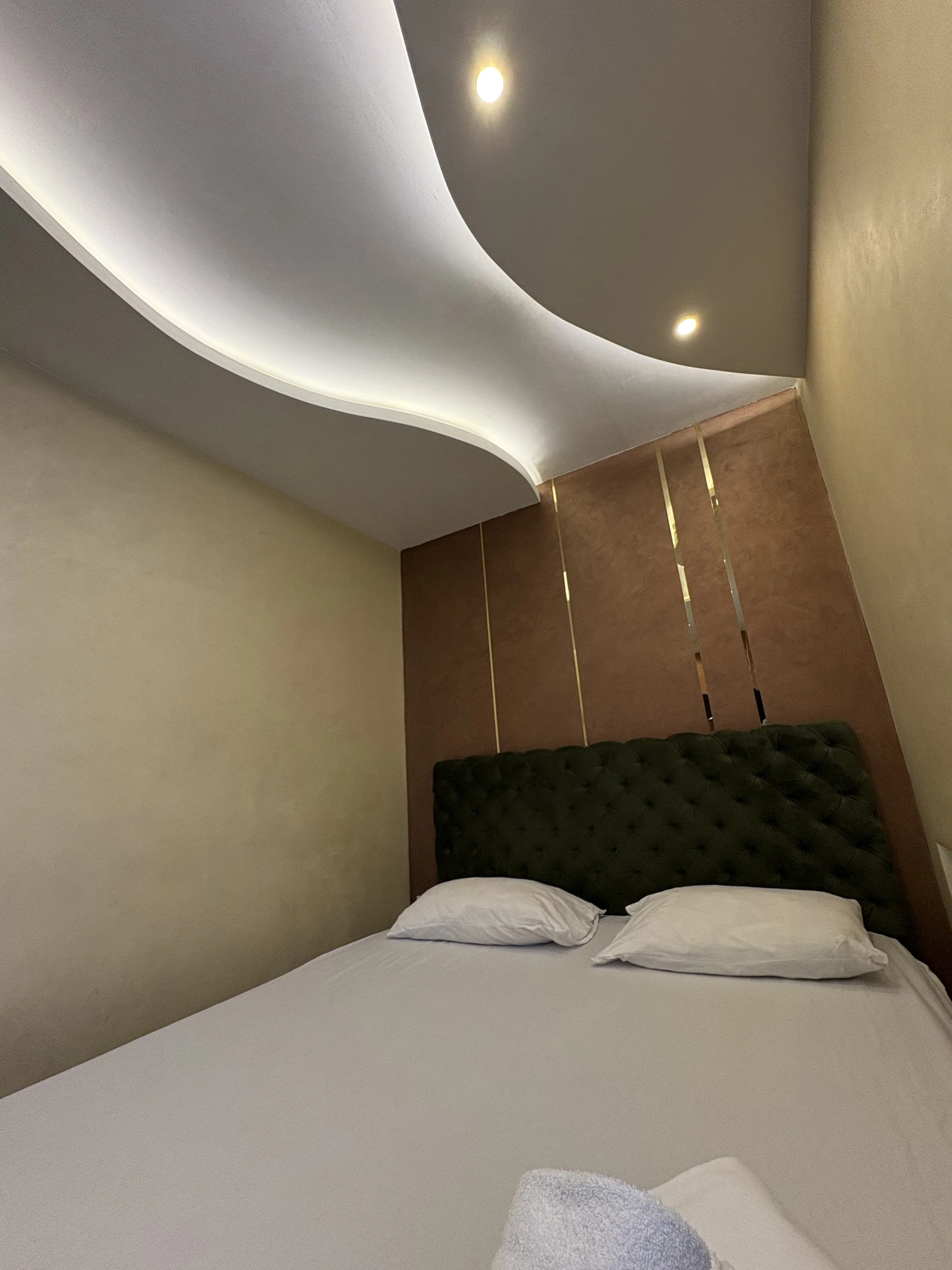 Brend new luxurious apartment in downtown with free parking