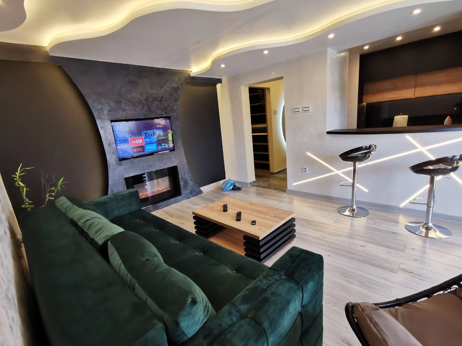 Brend new luxurious apartment in downtown with free parking