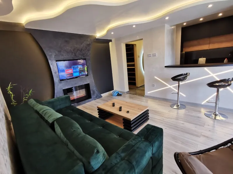 Brend new luxurious apartment in downtown with free parking