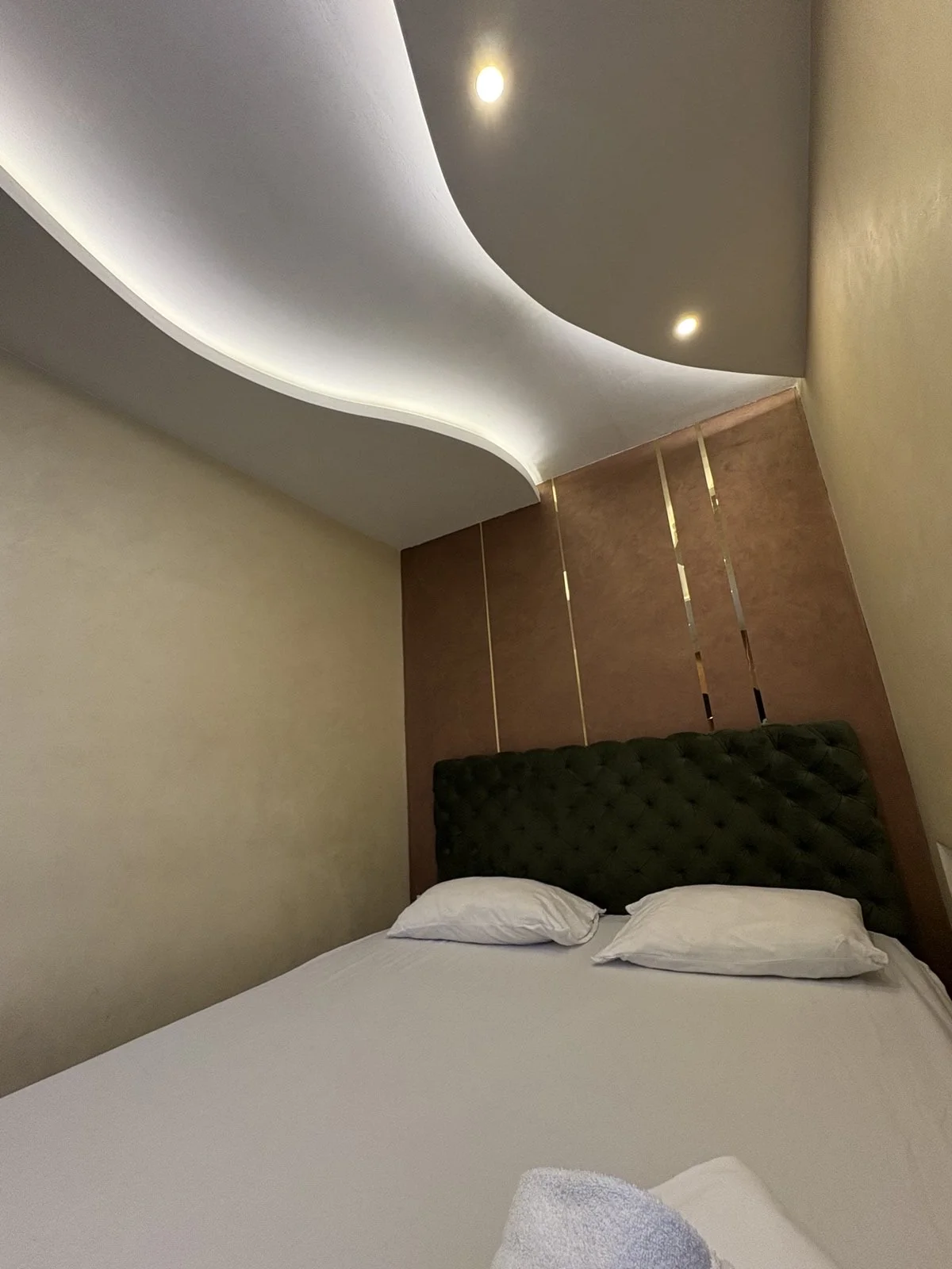 Brend new luxurious apartment in downtown with free parking