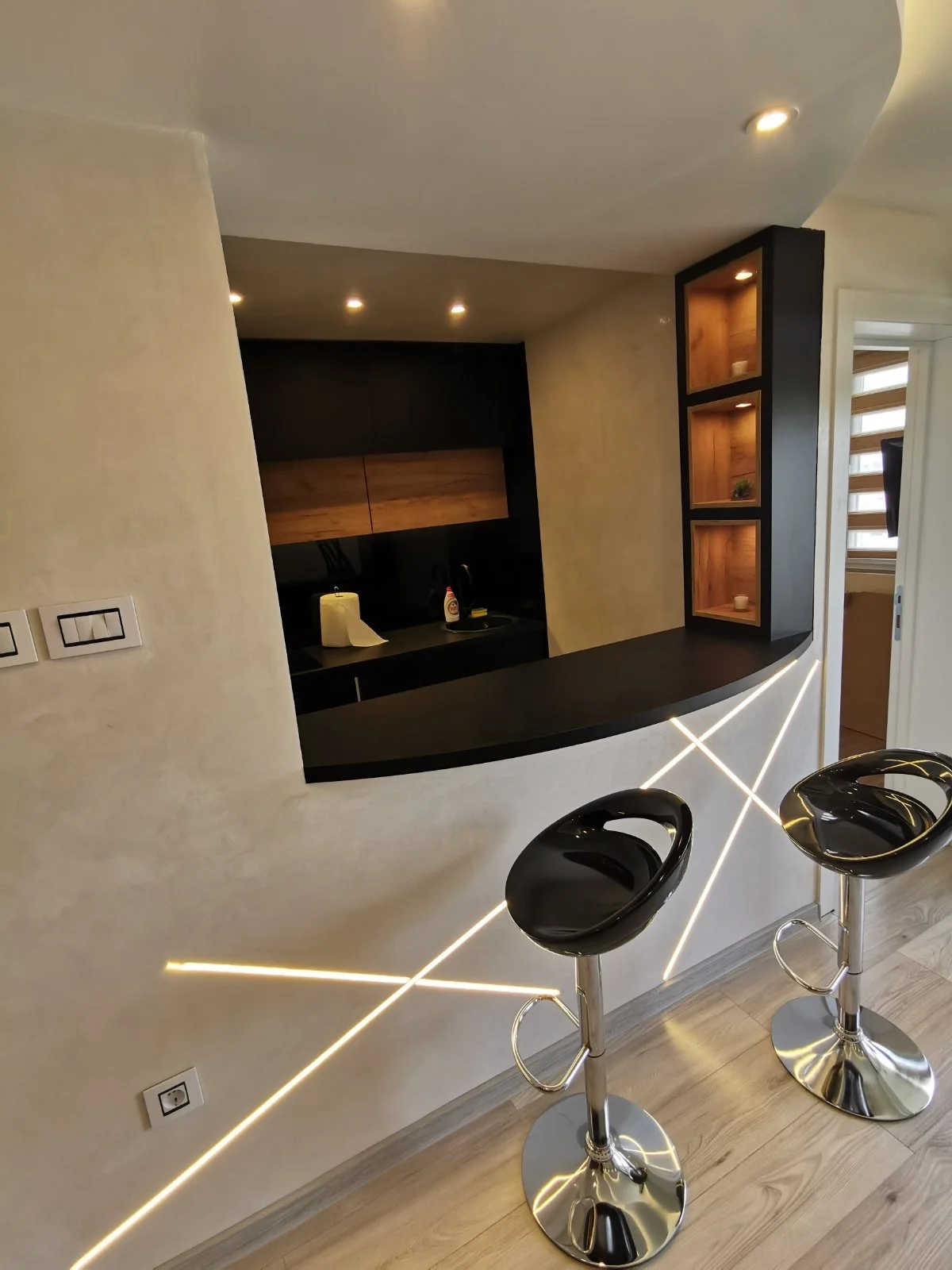 Brend new luxurious apartment in downtown with free parking