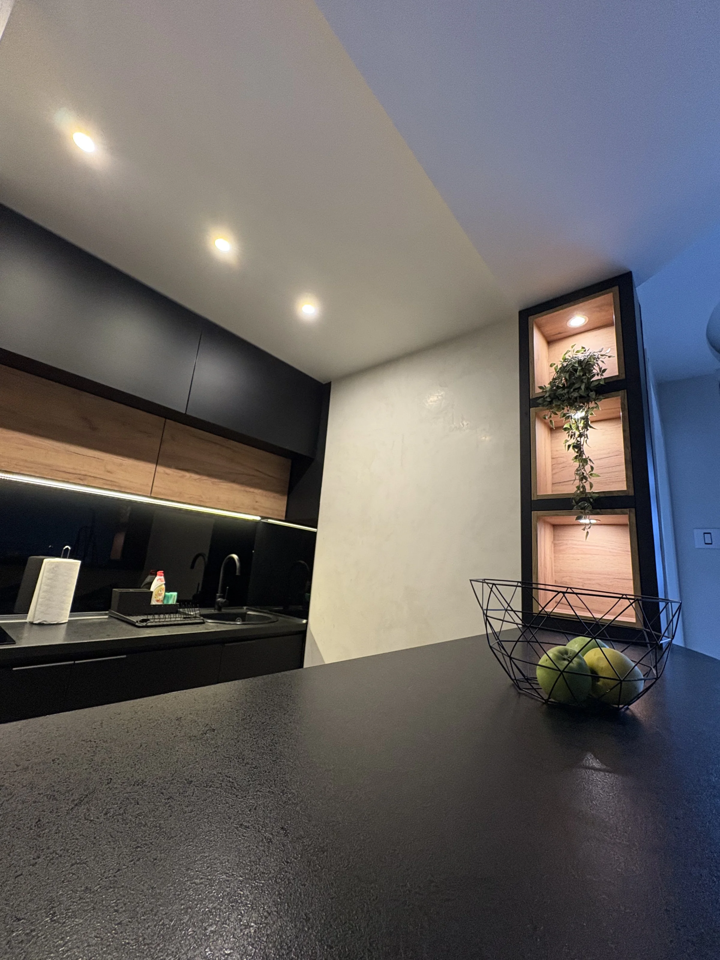 Brend new luxurious apartment in downtown with free parking