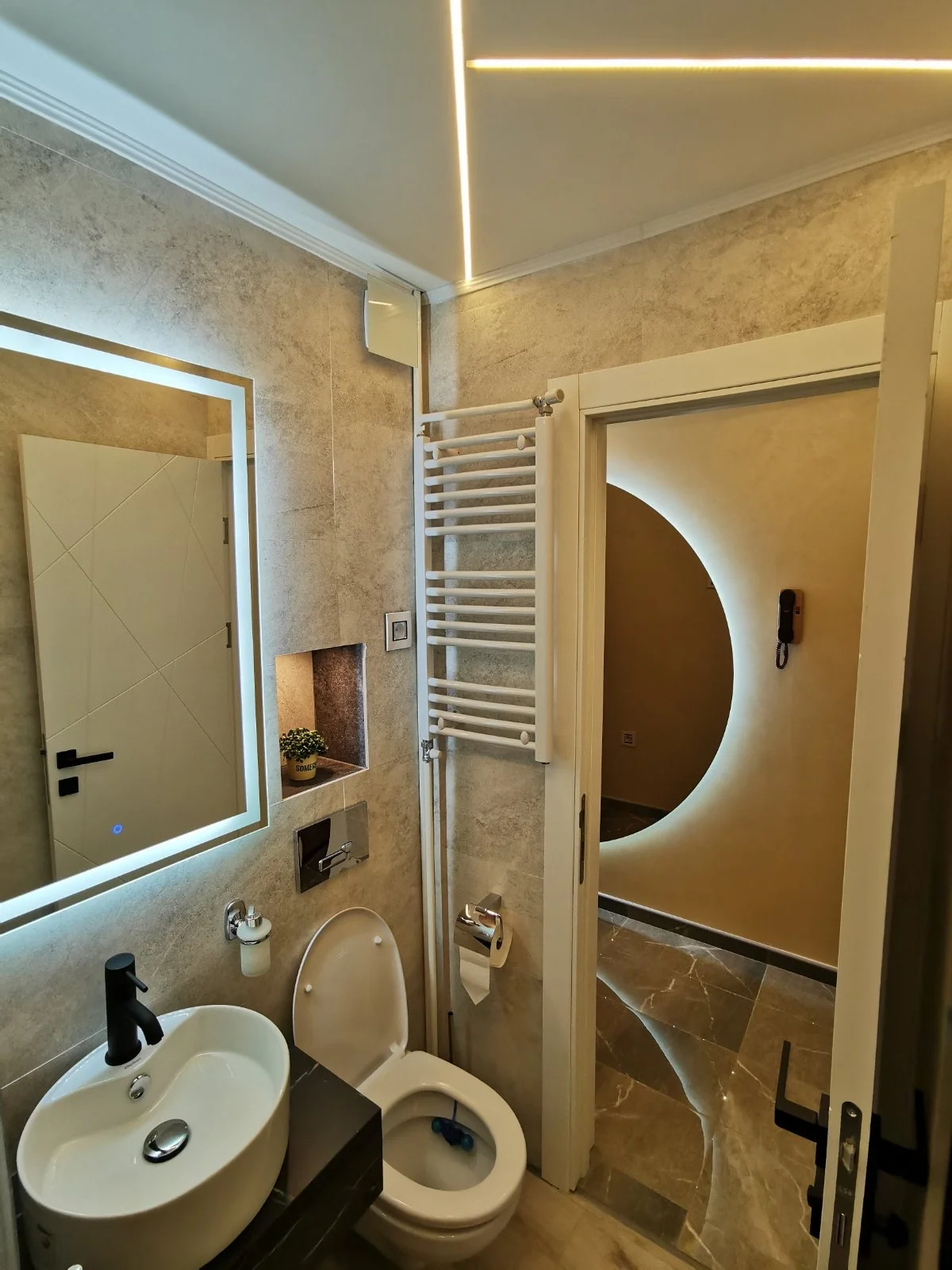 Brend new luxurious apartment in downtown with free parking