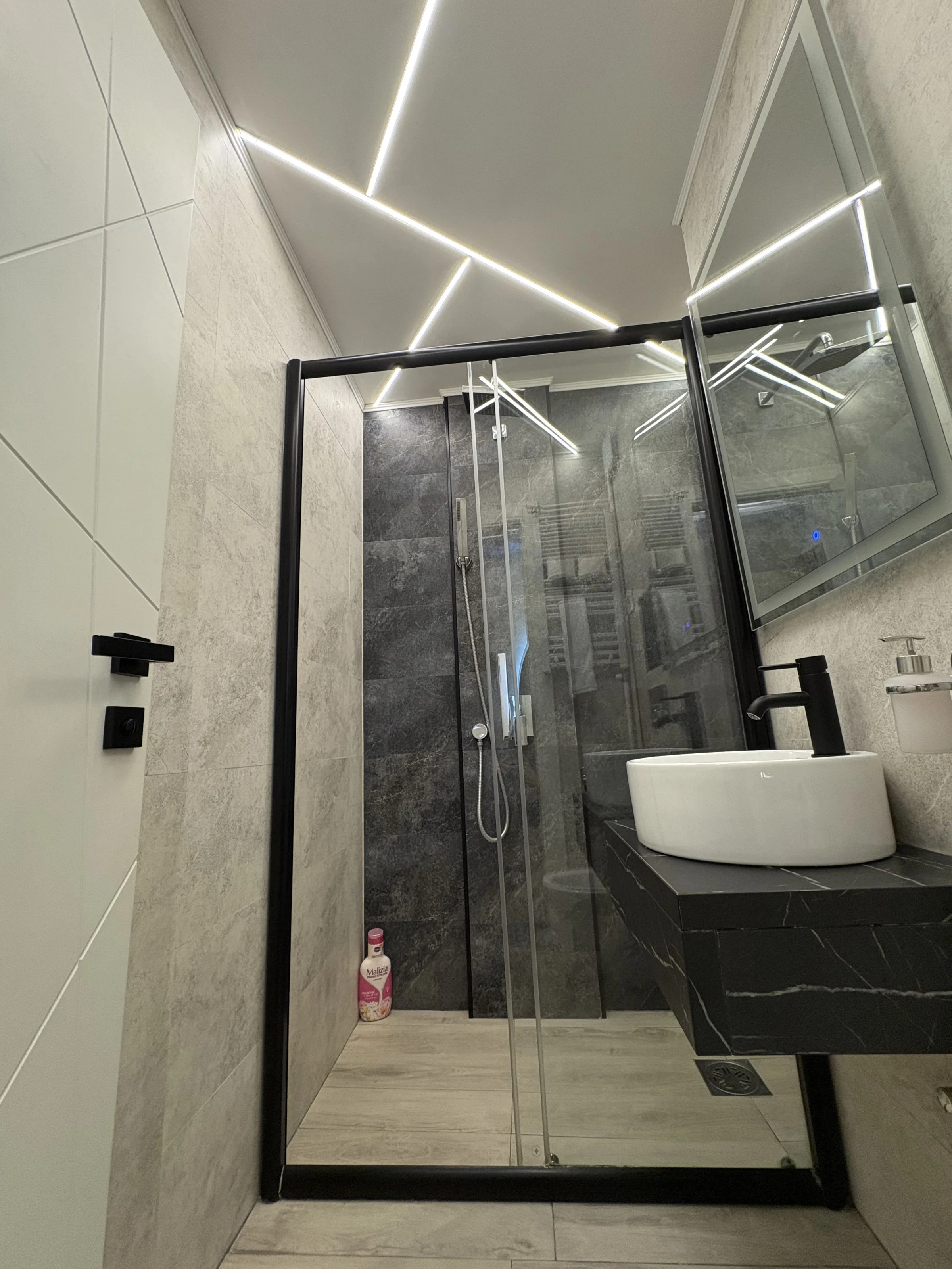 Brend new luxurious apartment in downtown with free parking